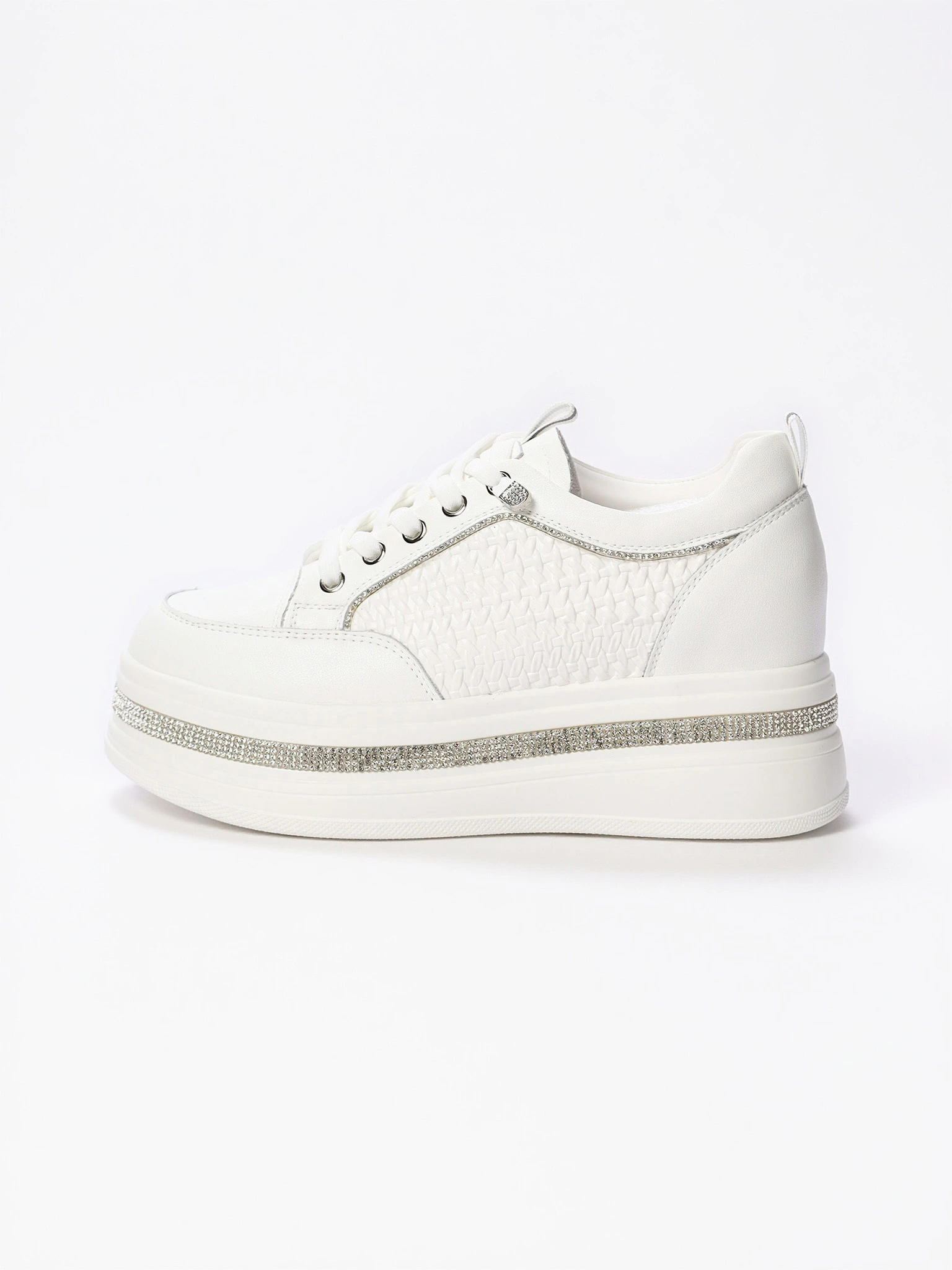 Кеды белого цвета со стразами на высокой платформе